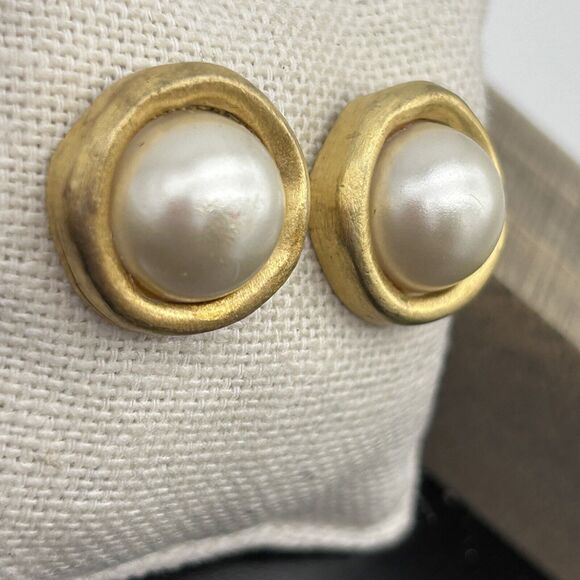 Dubin Vintage Cabochon Pearl Earrings Brushed Gold Heavy Round Chunky Signed - Picture 2 of 11